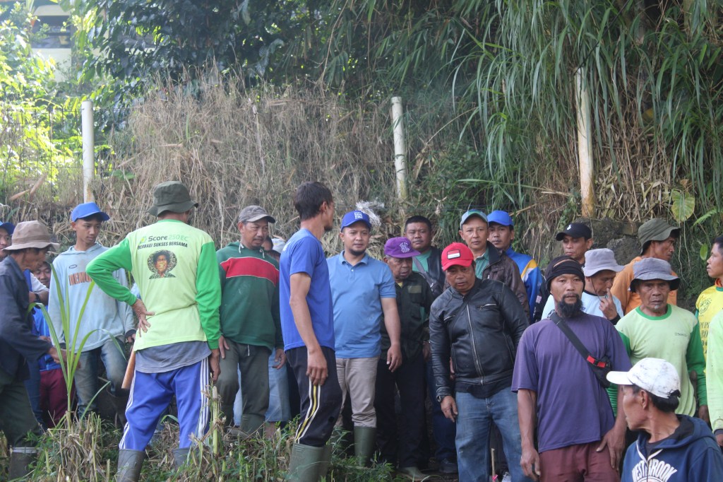 Bantu Pengecoran Jalan Tanah Wakaf dan Jalan Penghubung Antar RT Kampung Cilumber Bandung&nbsp;Barat