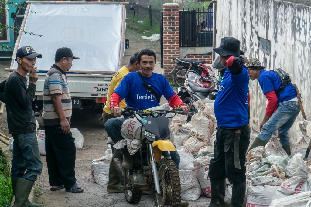 Bantu Pengecoran Jalan Tanah Wakaf Kampung Cibedug Desa Cikole Bandung&nbsp;Barat