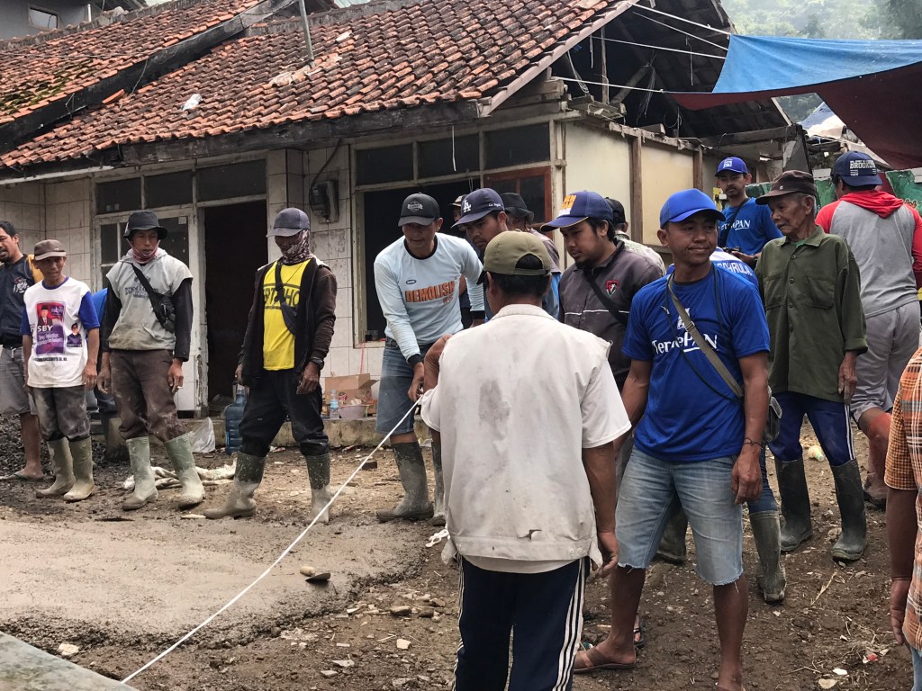 Pengecoran Jalan Warga Kampung Cilumber Desa Cibogo Bandung&nbsp;Barat